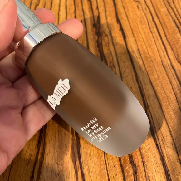 La Mer The Soft Fluid Long Wear Foundation Shade 410 Espresso 1 oz. 30 ml - Picture 2 of 5